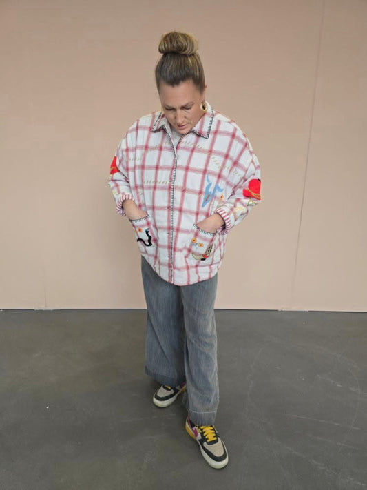 Rutig jacka med broderade emblem