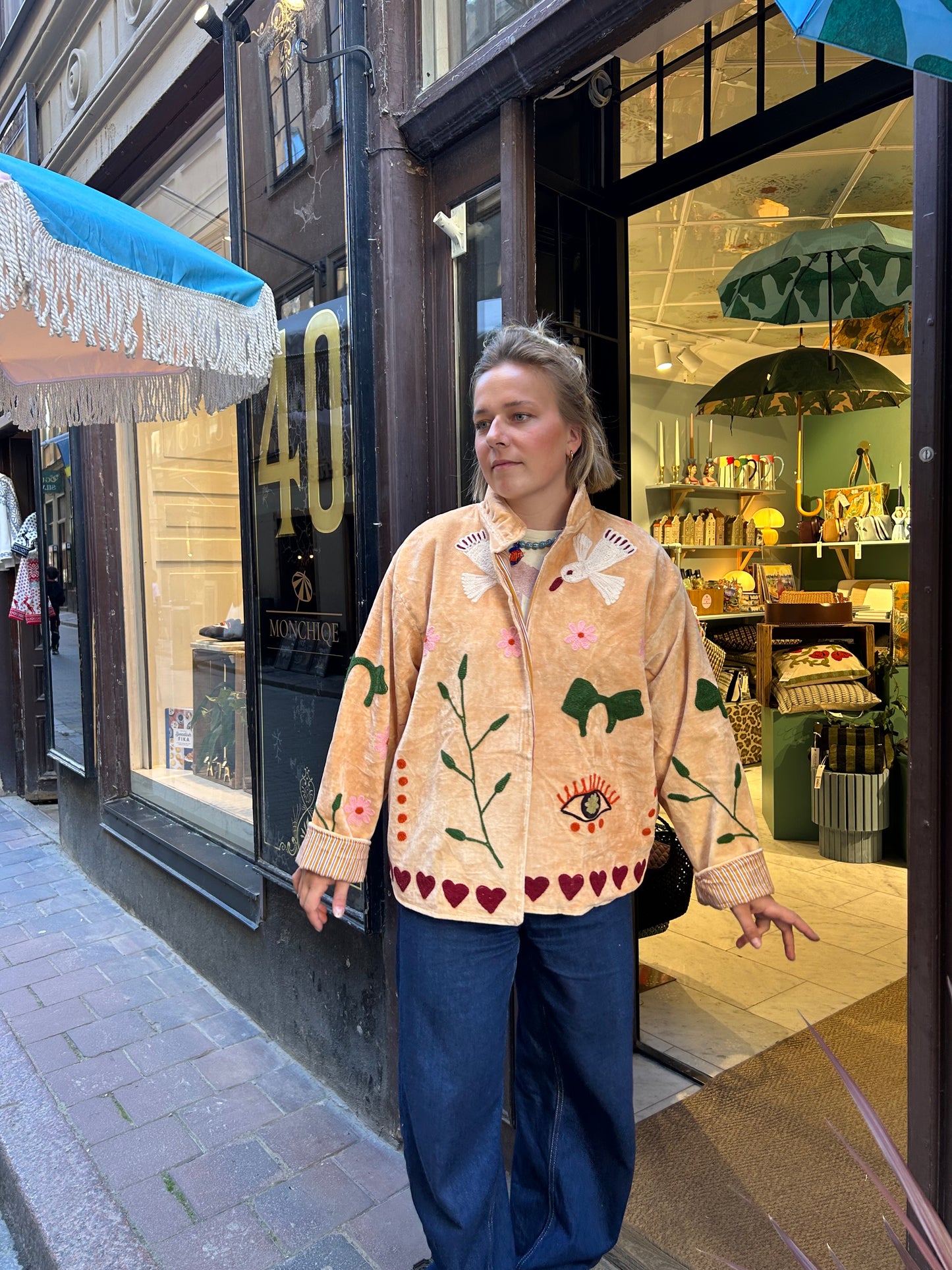 Cream färgad sammetsjacka med broderade detaljer