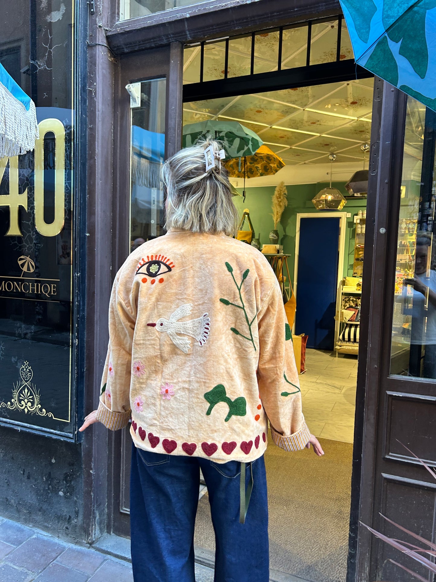 Cream färgad sammetsjacka med broderade detaljer