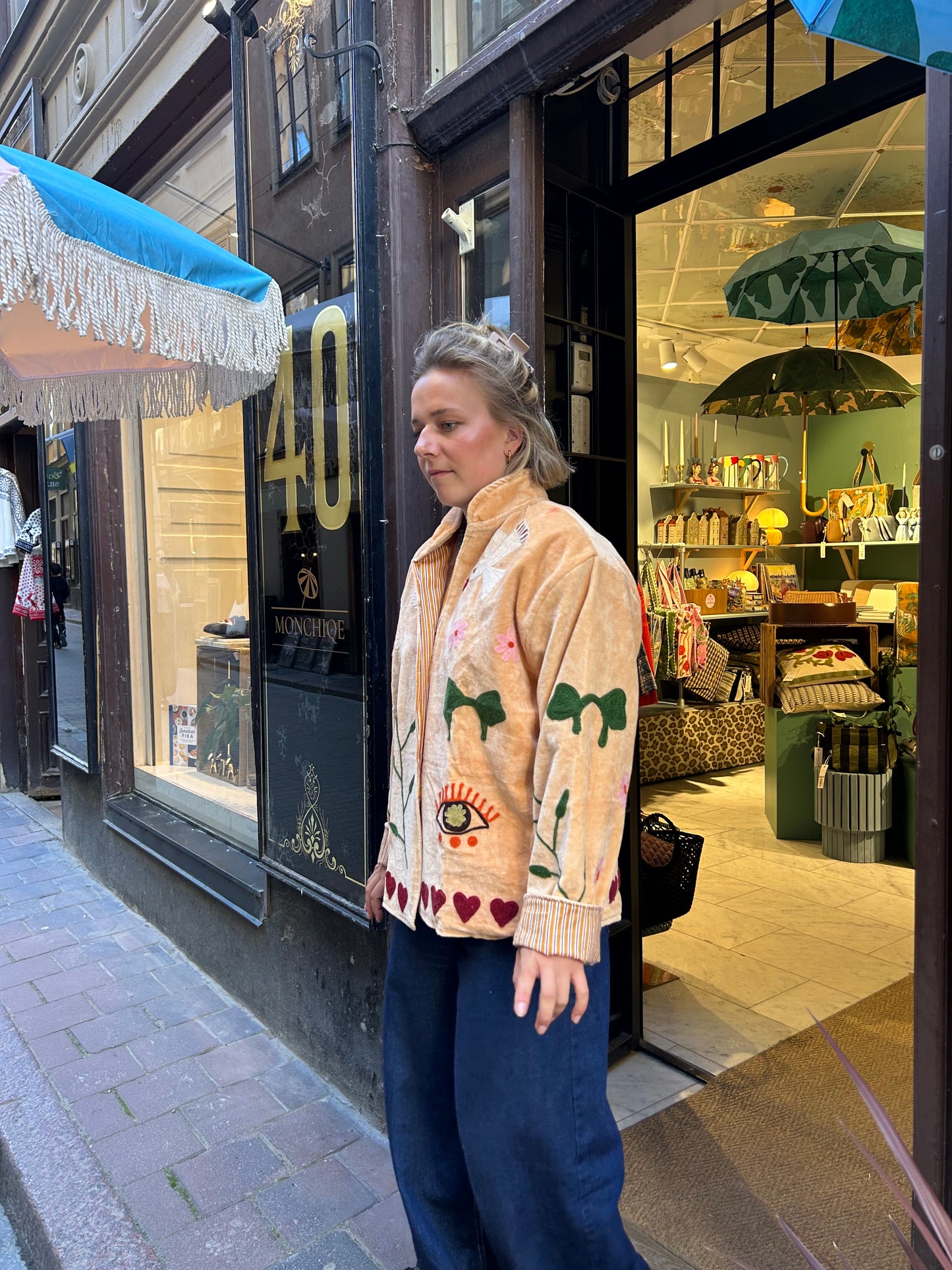 Cream färgad sammetsjacka med broderade detaljer