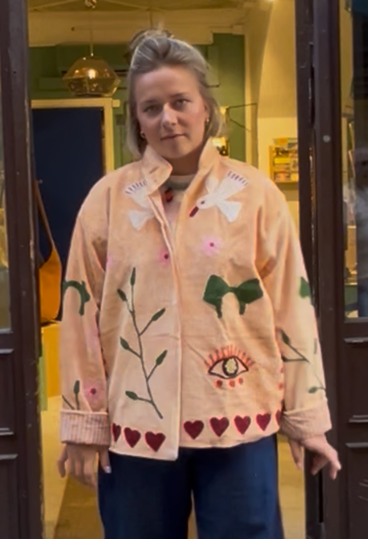Cream färgad sammetsjacka med broderade detaljer
